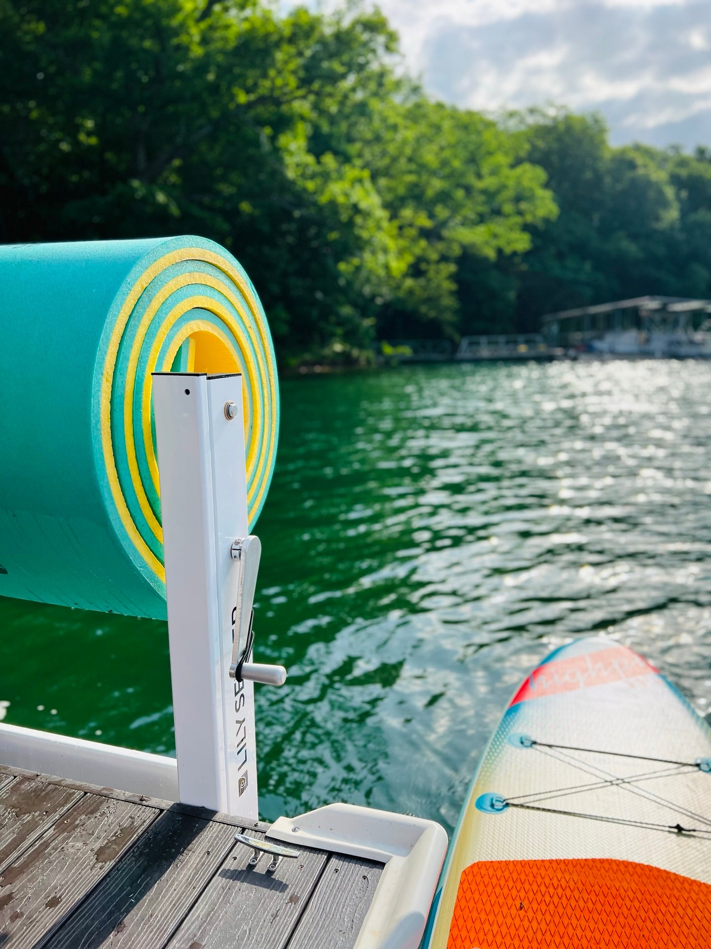 Lily Pad Holder fo a Dock - This is the Handle Version as opposed to the motorized option. A dock Setter is a Device that helps store, lift, secure, roll a floating mat, water mat, or aqua lily pad. Customers are often looking to make it easier to roll foam water mats used on lakes for recreation